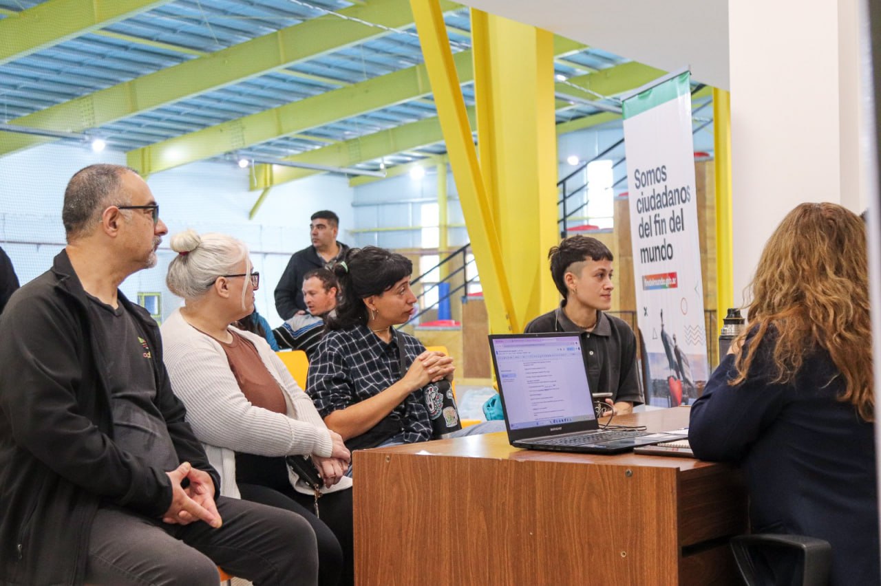 MÁS DE UN CENTENAR DE FAMILIAS FUEGUINAS RECIBIERON ASESORAMIENTO A TRAVÉS DE OFICINAS ITINERANTES