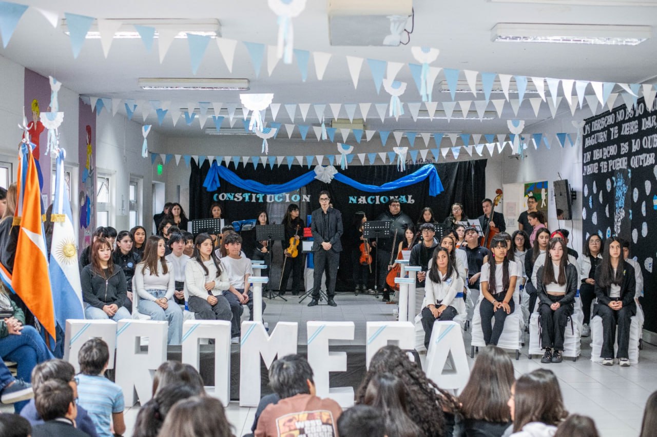 MÁS DE 2 MIL TRESCIENTOS ESTUDIANTES DE LA PROVINCIA PROMETIERON LEALTAD A LA CONSTITUCIÓN NACIONAL