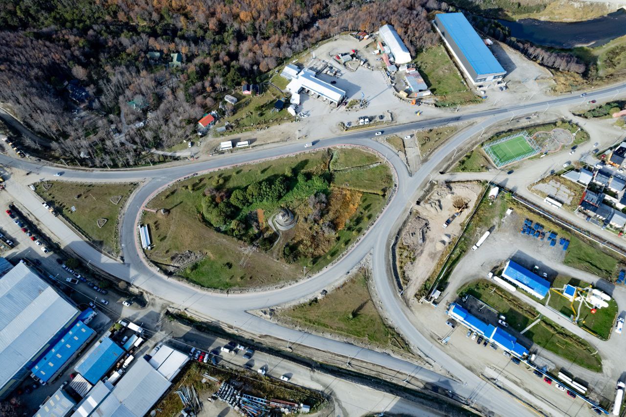 EL MUNICIPIO CONCLUYE LA COLOCACIÒN DE ASFALTO DE LA PRIMERA ETAPA EN EL INGRESO A USHUAIA