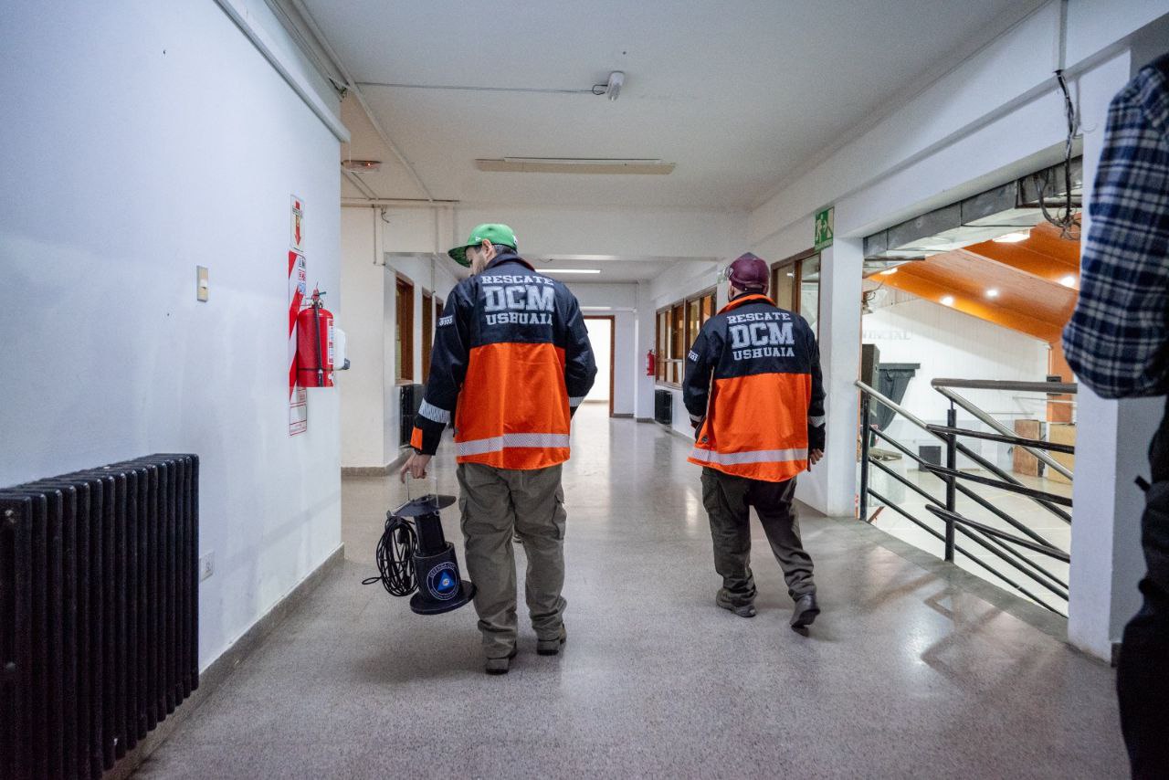 DEFENSA CIVIL DE USHUAIA Y EL GOBIERNO DE TDF REALIZARON SIMULACRO POR SISMO EN EL COLEGIO OLGA B. DE ARKO