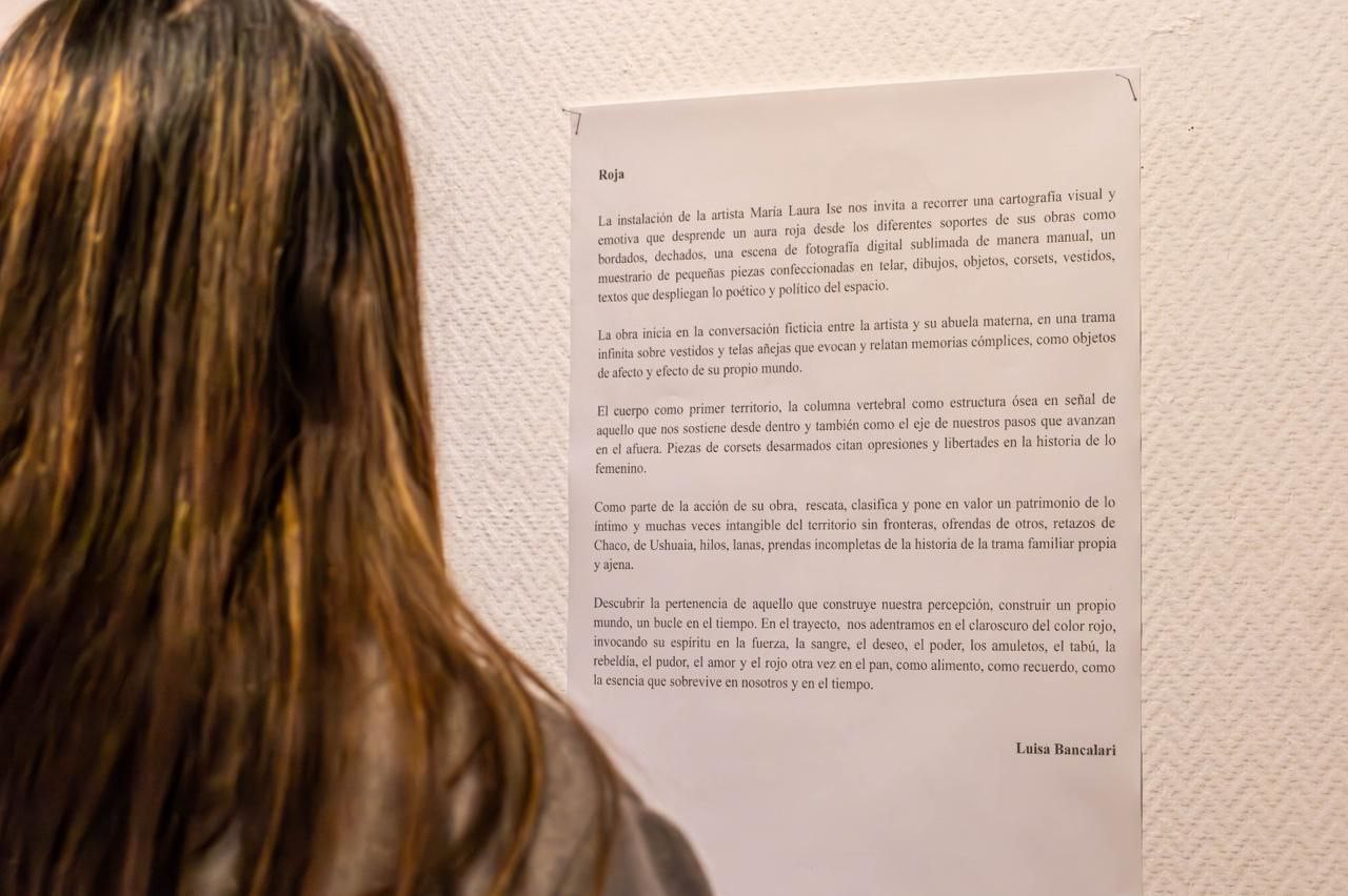 LA MUNICIPALIDAD DE USHUAIA LLEVÓ ADELANTE LA INAUGURACIÓN DE LA EXPOSICIÓN “ROJA” EN LA ANTIGUA CASA BEBAN