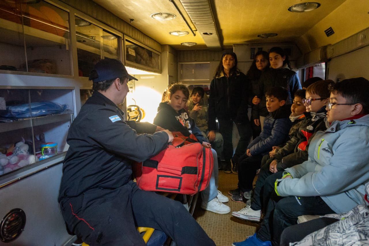 CHICOS Y CHICAS DEL PROGRAMA MUNICIPAL “FILOMENA GRASSO” VISITARON EL CUARTEL DE BOMBEROS VOLUNTARIOS “2 DE ABRIL”