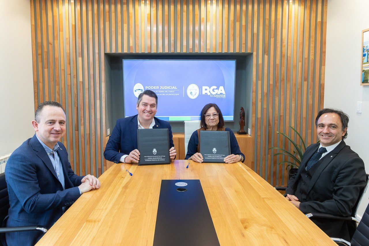 EL MUNICIPIO DE RÍO GRANDE Y EL SUPERIOR TRIBUNAL DE JUSTICIA FIRMARON UN CONVENIO DE COOPERACIÓN INSTITUCIONAL