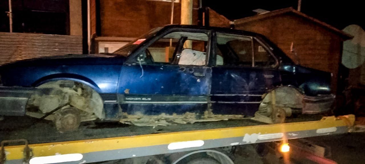 PERSONAL DE LA MUNICIPALIDAD DE USHUAIA RETIRÓ AUTOS ABANDONADOS Y CHATARRA DE LA VÍA PÚBLICA