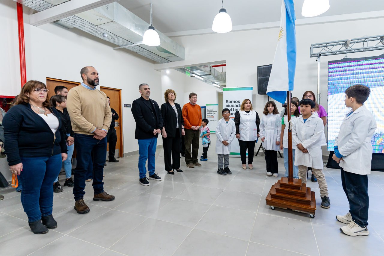 Acerca de la matrícula escolar y la orientación, la Directora contó que “la escuela cuenta con 100 alumnos, y nuestros pilares serán el arte, la música y el teatro”.
