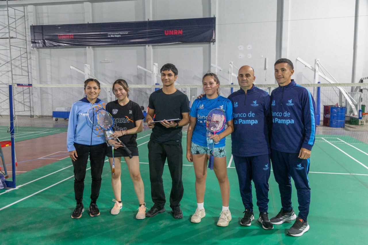 Hay una enorme ilusión medallera para la última jornada competitiva de la disciplina en Viedma, donde varios integrantes del equipo fueguino buscarán el podio para Tierra del Fuego. Este domingo, desde las 9, en single femenino PCD, Milagros Almeida intentará quedarse con el oro contra la representante de Río Negro; además, mantienen las chances de adjudicarse la medalla de bronce en Doble Femenino integrado por Morena Rosa y Rocío Triviño, quien también se presentará junto a Eric Leiva por la misma presea en Doble Mixto.