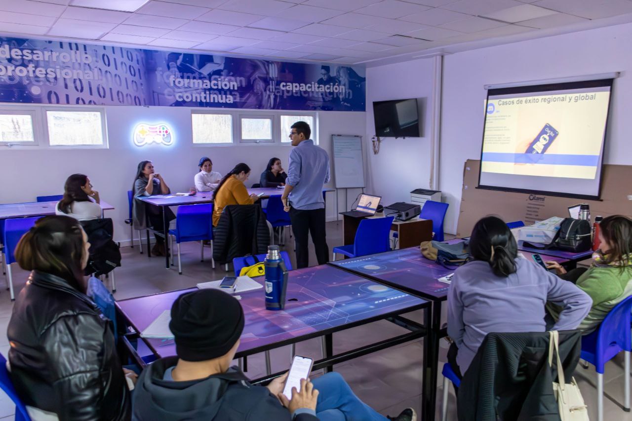 LA MUNICIPALIDAD DE USHUAIA BRINDÓ UNA CAPACITACIÓN EN INTELIGENCIA ARTIFICIAL PARA EMPRENDEDORES Y EMPRENDEDORAS