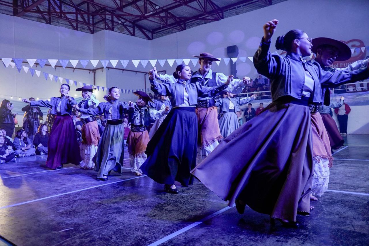 LLEGA LA PEÑA “COSTUMBRES ARGENTINAS” A TOLHUIN: MÚSICA, IDENTIDAD Y ENCUENTRO EN EL CORAZÓN DE LA ISLA