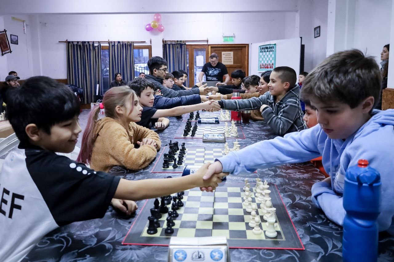 LA MUNICIPALIDAD DE USHUAIA ACOMPAÑÓ EL 1° TORNEO INTERCOLEGIAL DE AJEDREZ “ALFIL AUSTRAL”