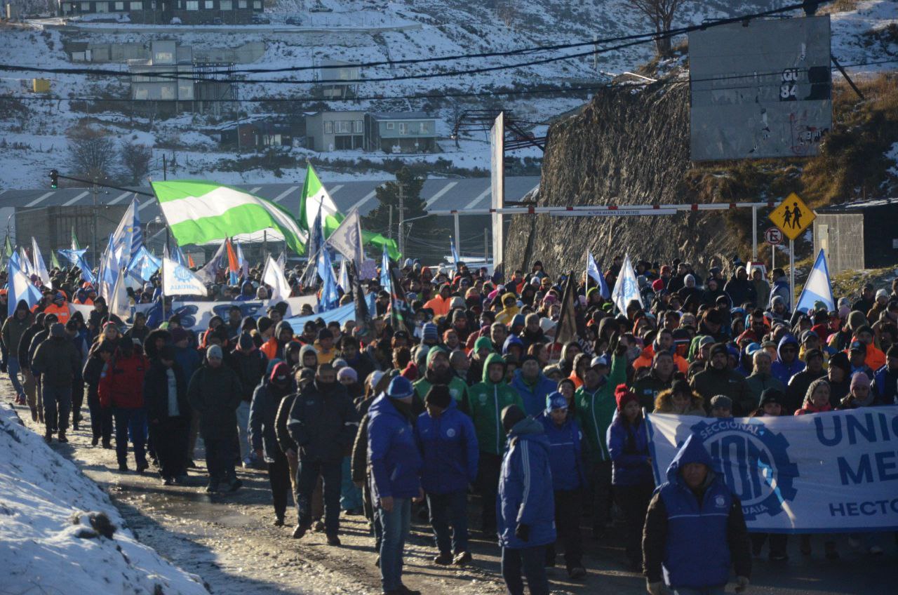 USHUAIA MARCHÓ A FAVOR DE TIERRA DEL FUEGO
