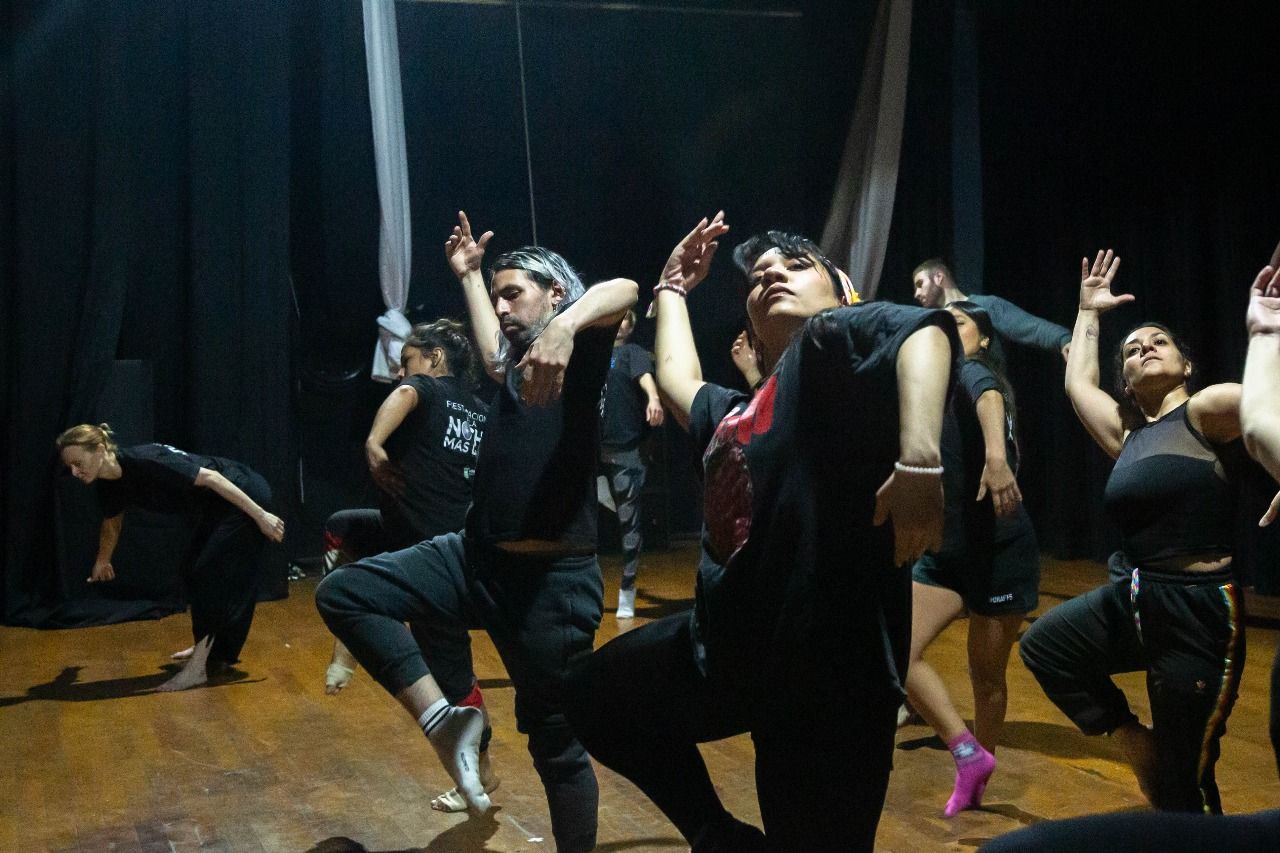LAS Y LOS ARTISTAS FUEGUINOS CONTINÚAN PREPARÁNDOSE PARA LA INÉDITA PRIMERA CEREMONIA DE APERTURA DE LA FIESTA NACIONAL DE LA “NOCHE MÁS LARGA”