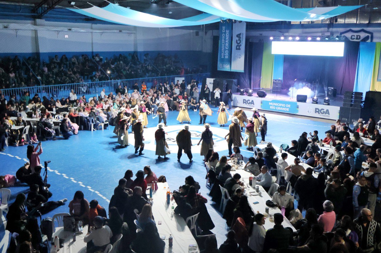 UNA NOCHE DE MÚSICA Y DANZA: RÍO GRANDE CELEBRÓ EL 25 DE MAYO CON UNA GRAN PEÑA