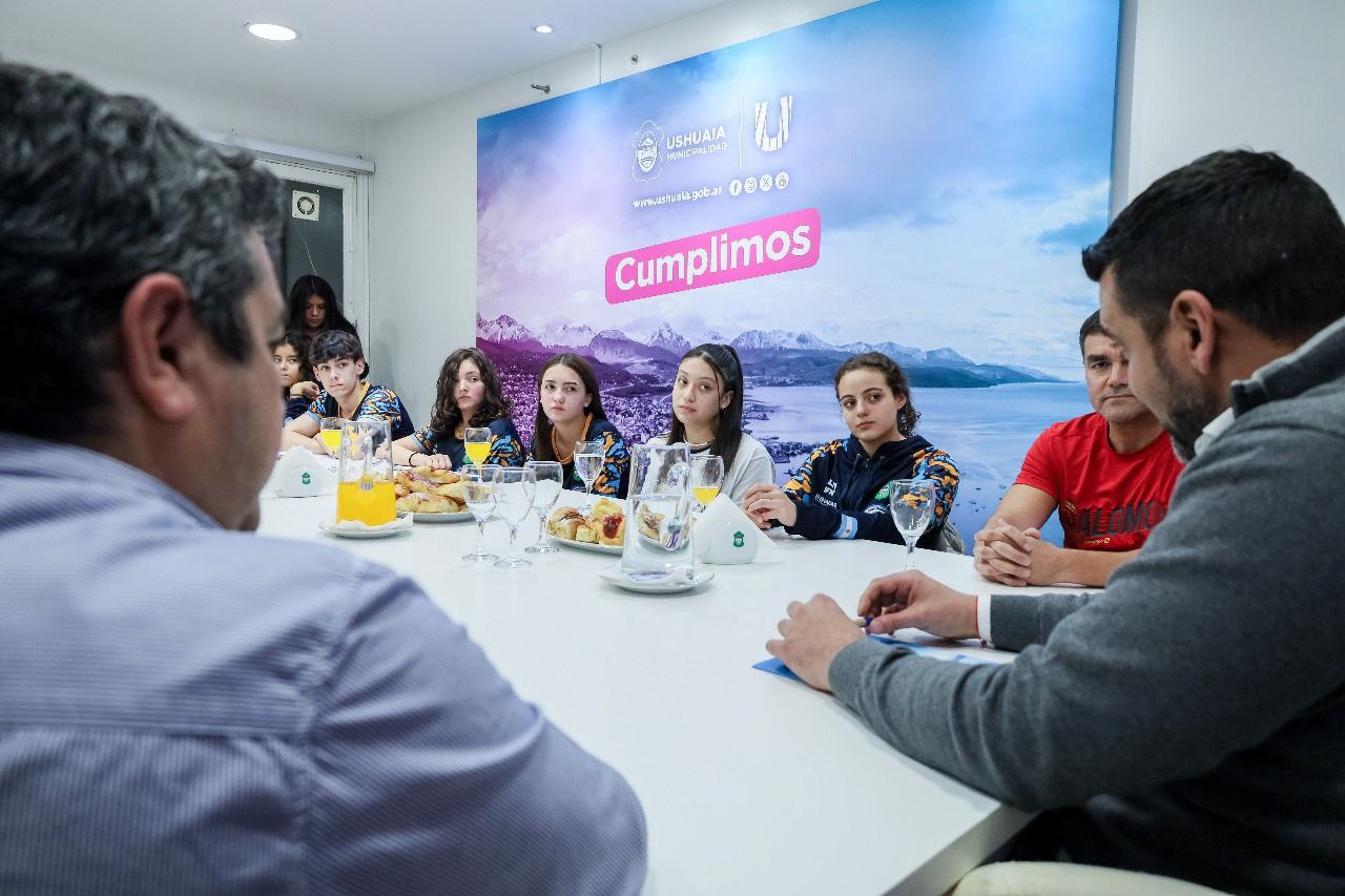 VUOTO RECIBIÓ A INTEGRANTES DE LA ESCUELA MUNICIPAL DE NATACIÓN QUE PARTICIPARÁN DEL CIRCUITO PATAGÓNICO AUSTRAL