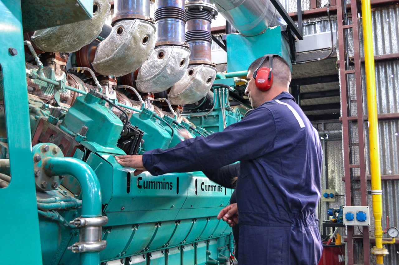 CONTINÚAN LOS TRABAJOS DE REPARACIÓN EN EL GENERADOR DE TOLHUIN