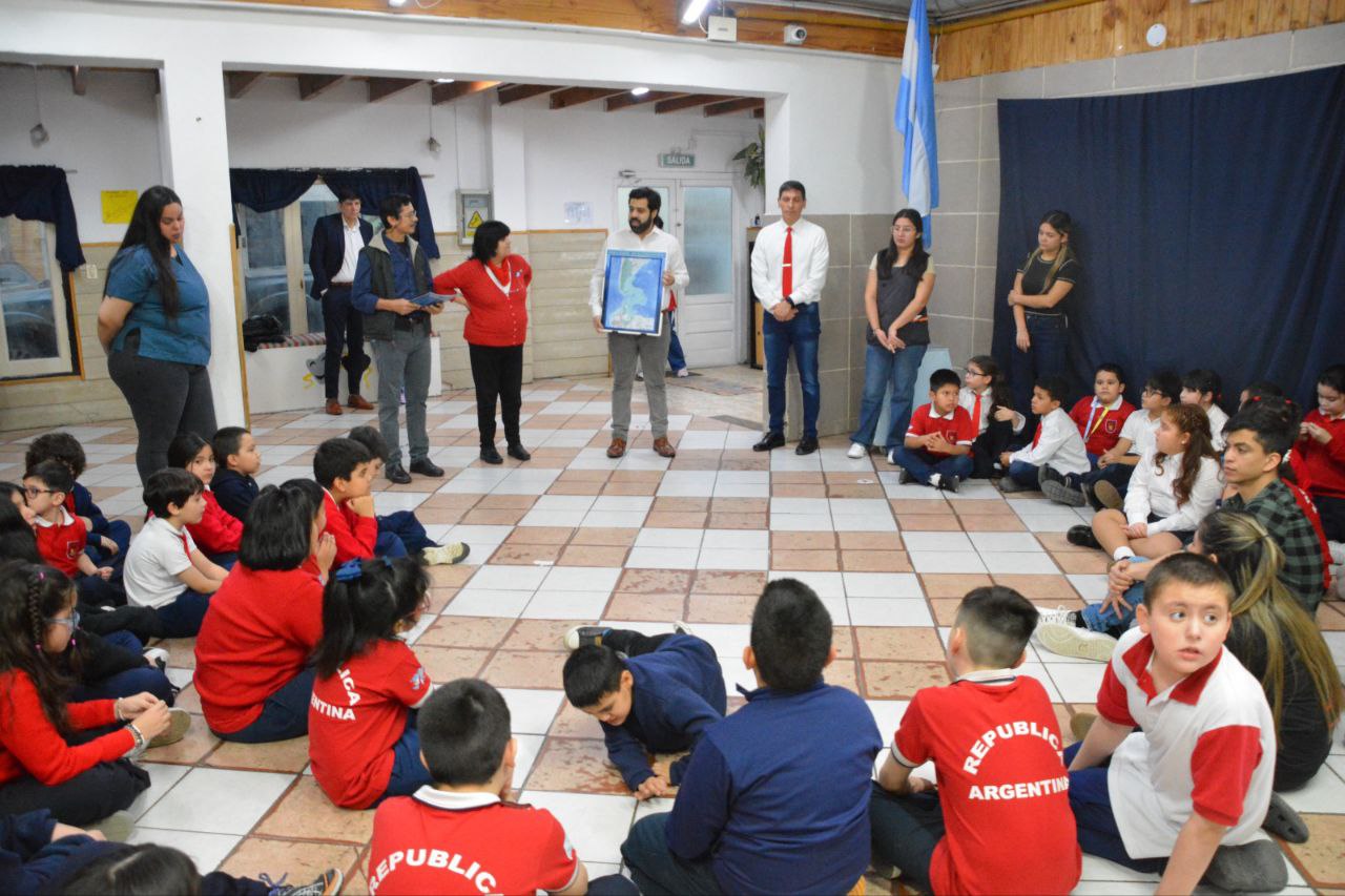 EL MUNICIPIO DE RÍO GRANDE LLEVA SU LABOR MALVINIZADORA A INSTITUCIONES DE LA CIUDAD