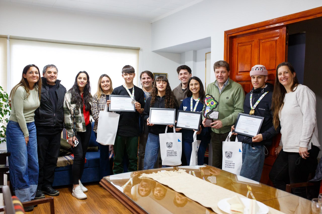 EL GOBERNADOR MELELLA RECIBIÓ A JÓVENES FUEGUINOS QUE DESTACARON EN JUEGOS URBANOS SUDAMERICANOS