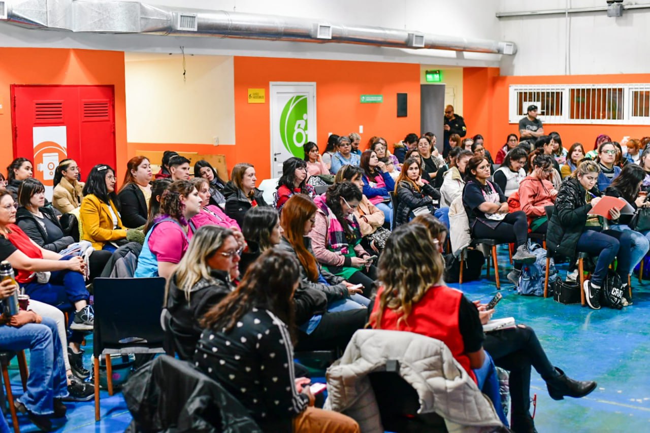 MÁS DE 200 DOCENTES SE CAPACITARON EN EL MARCO DEL PROGRAMA HUERTAS ESCOLARES