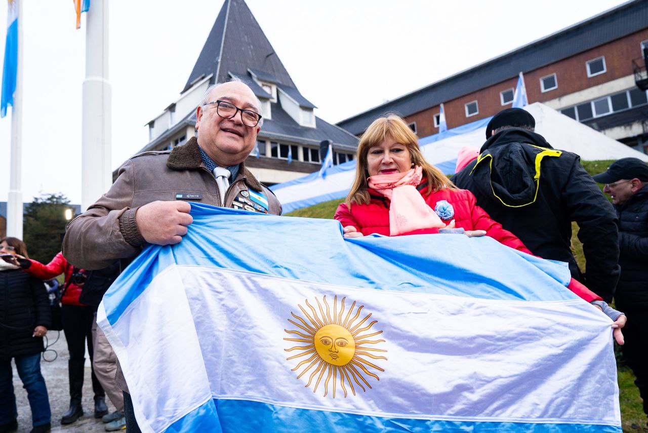 GOBIERNO HOMENAJEÓ A MANUEL BELGRANO Y LA BANDERA NACIONAL JUNTO A LA COMUNIDAD FUEGUINA