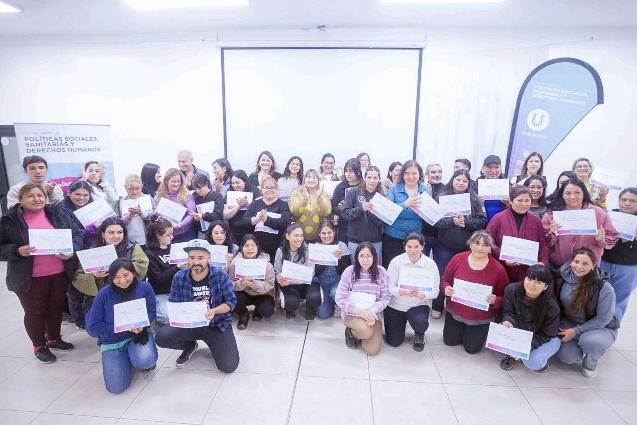 LA MUNICIPALIDAD Y LA UNTDF ENTREGARON CERTIFICADOS A EMPRENDEDORES QUE SE CAPACITARON EN ADMINISTRACIÓN DE NEGOCIOS