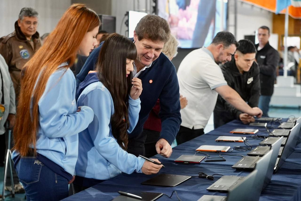 EL GOBERNADOR MELELLA ANUNCIÓ EL PROGRAMA PARA LA TRANSFORMACIÓN EDUCATIVA FUEGUINA