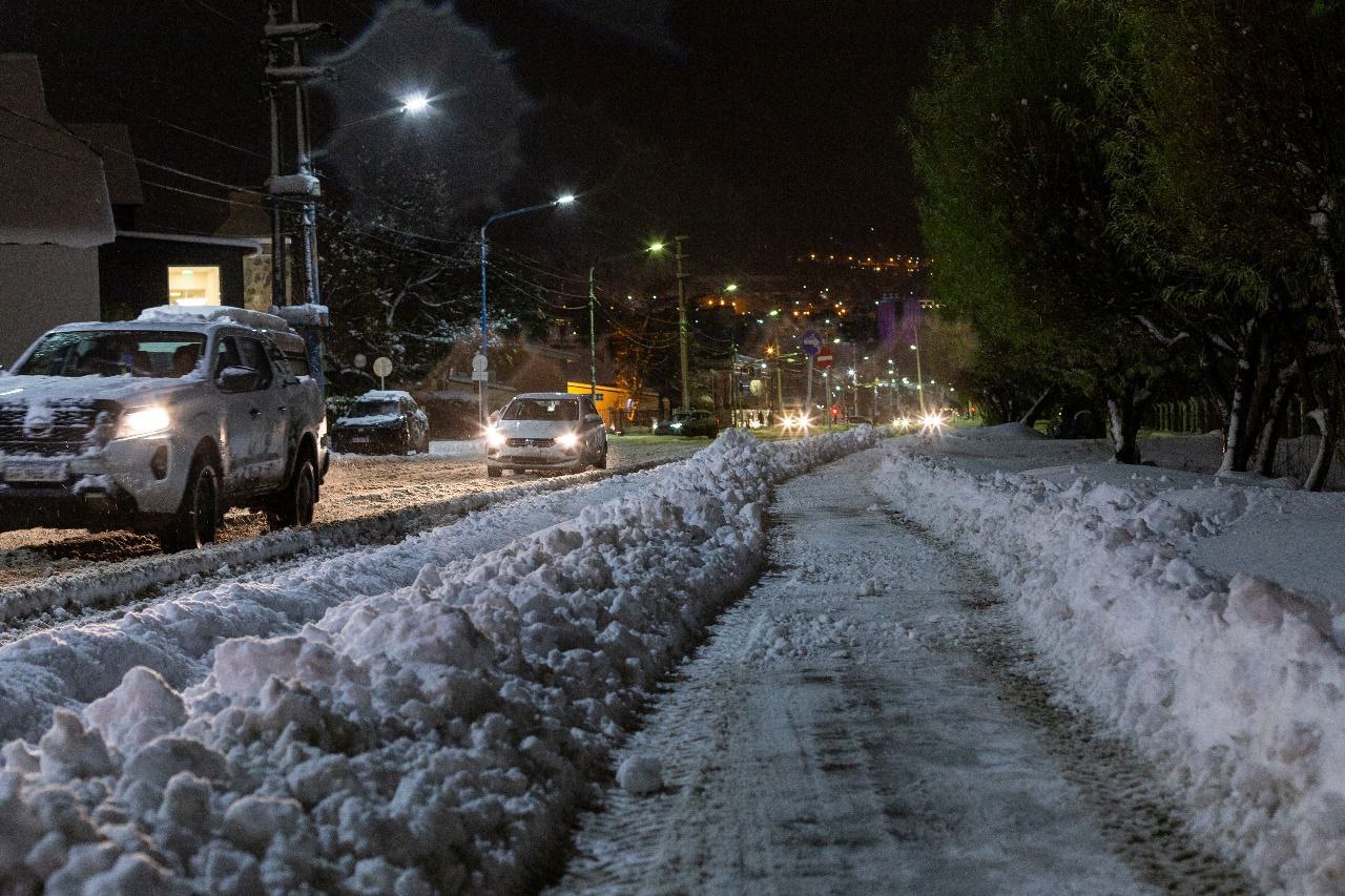 LA MUNICIPALIDAD DESPLIEGA UN FUERTE OPERATIVO PARA HACER FRENTE A LA NEVADA