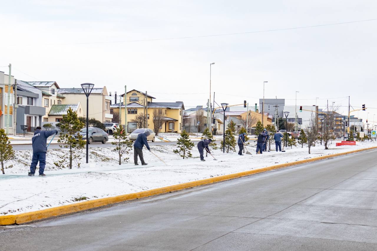 CONTINÚAN LAS LABORES DE LIMPIEZA EN DISTINTOS PUNTOS DE LA CIUDAD