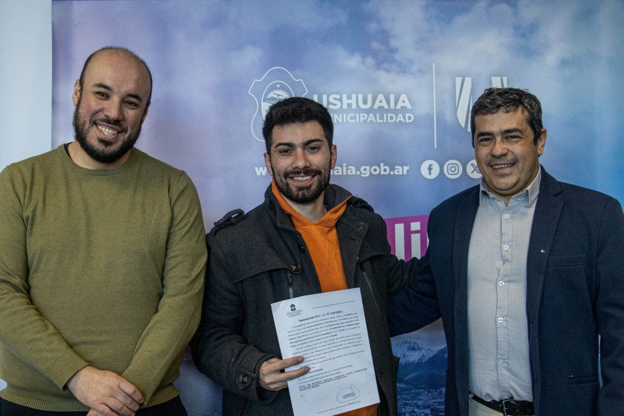 LA MUNICIPALIDAD DE USHUAIA ENTREGÓ DIEZ HABILITACIONES COMERCIALES A UNIDADES GASTRONÓMICAS MÓVILES