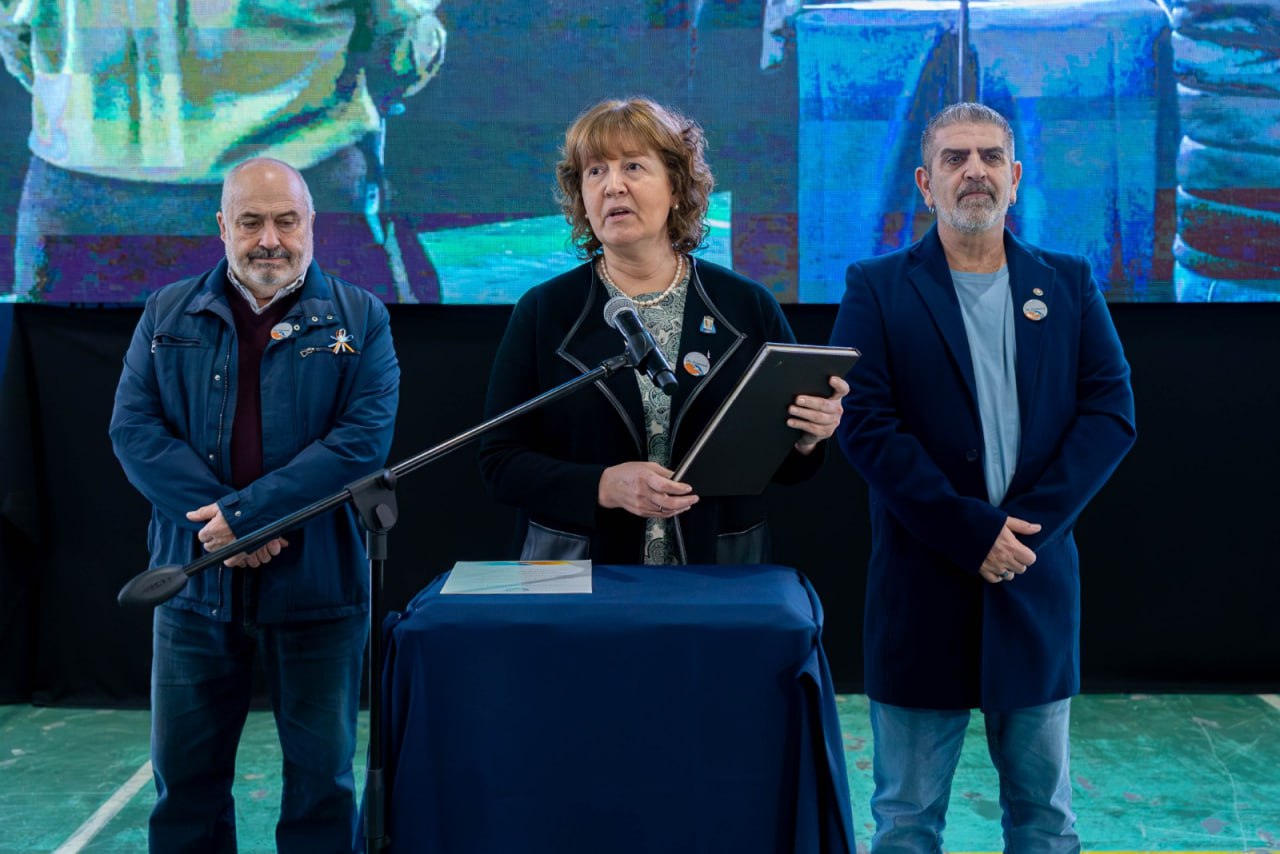 ESTUDIANTES DE 6° Y 7° AÑO DEL SECUNDARIO REALIZARON LA JURA DE LEALTAD A LA CONSTITUCIÓN PROVINCIAL