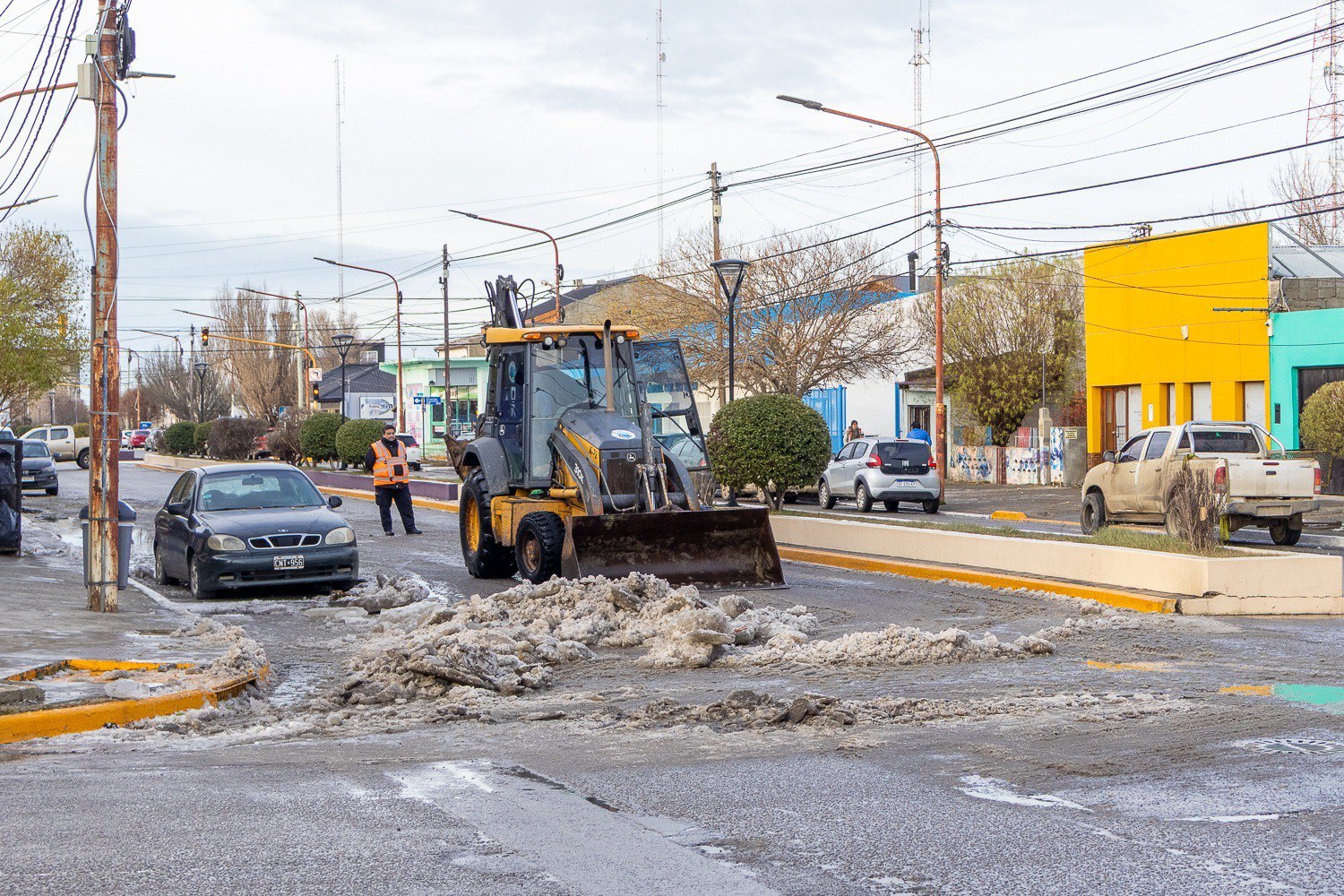 OPERATIVO INVERNAL 2025: EL MUNICIPIO REALIZA TAREAS DE LIMPIEZA DE NIEVE Y HIELO ACUMULADO