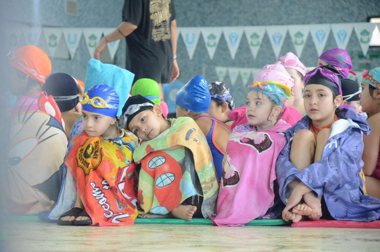 NIÑOS Y NIÑAS DE LA ESCUELA MUNICIPAL DE NATACIÓN PARTICIPARON DE UN ENCUENTRO INTERNO EN USHUAIA