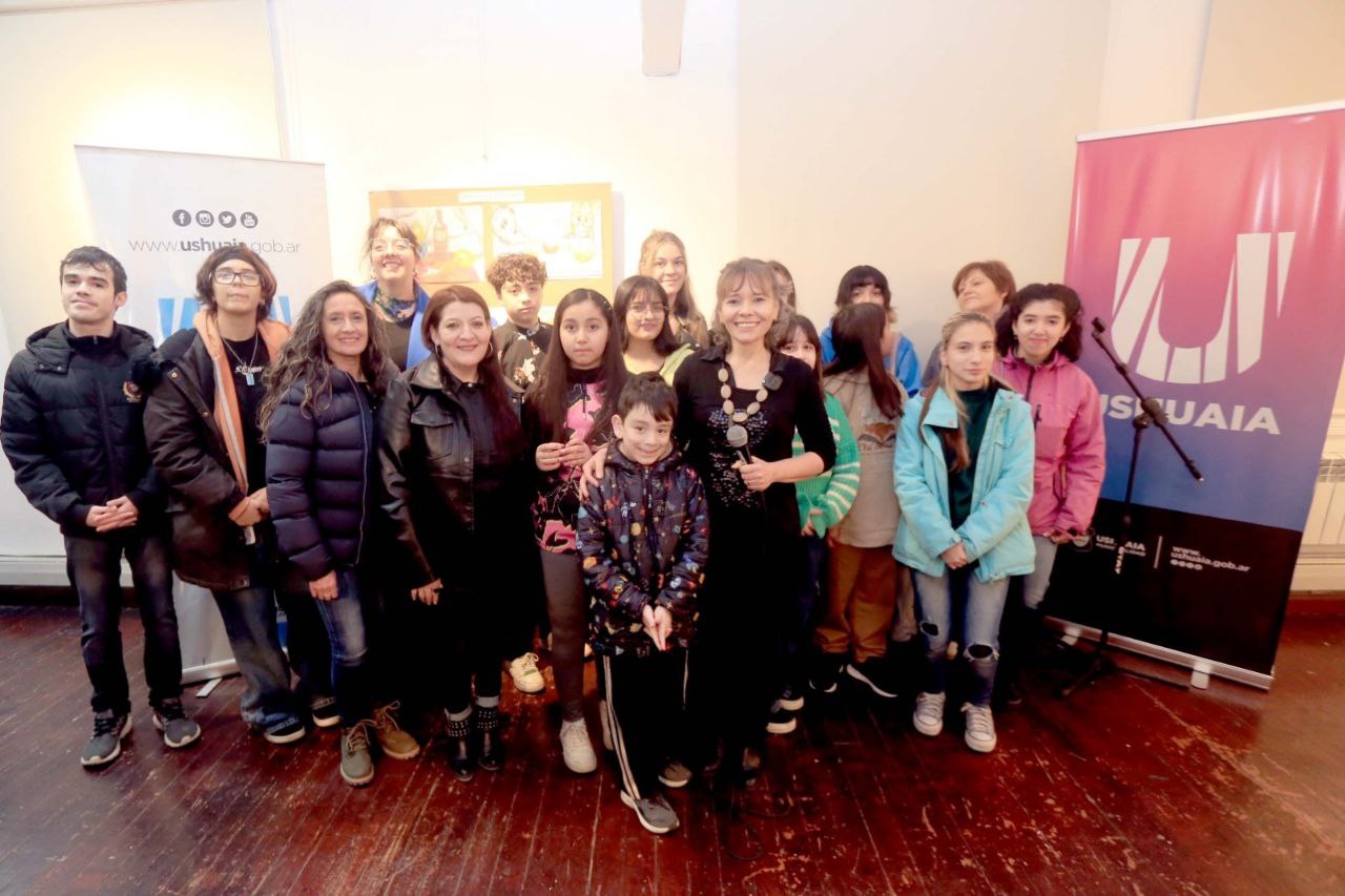 LA MUNICIPALIDAD DE USHUAIA ACOMPAÑÓ LA INAUGURACIÓN DE LA MUESTRA “FLUO” EN LA ANTIGUA CASA BEBAN