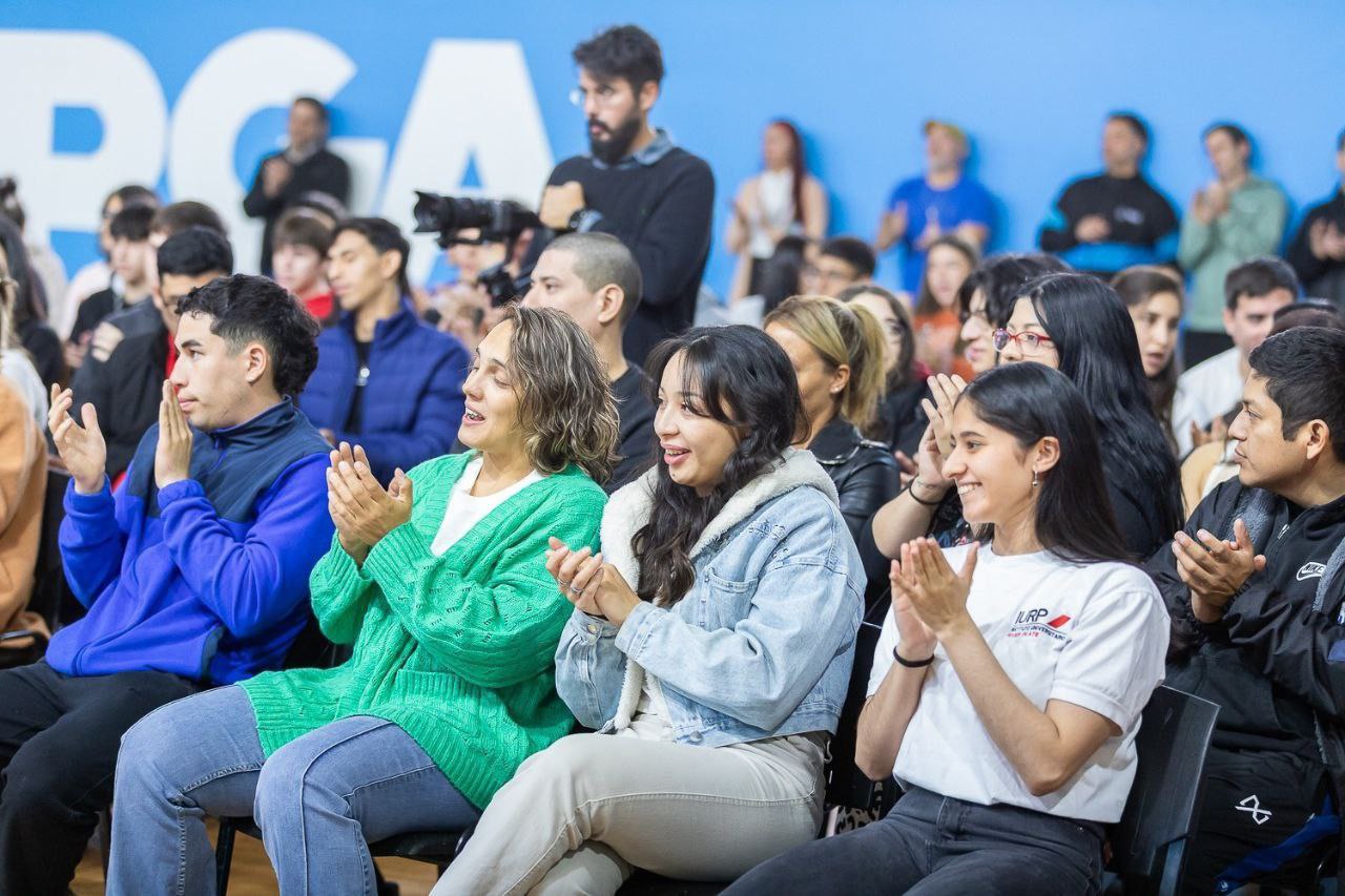 Además, en 2020, Río Grande, a través de la Subsecretaría de Cultura, logró la firma de un convenio con la Universidad Nacional de las Artes, a través del cual hoy son 40 próximos egresados en toda la provincia y 45 nuevos inscriptos a esta casa de estudios. El desarrollo de las diversas carreras artísticas que se ofrecen para toda la provincia demuestra la puesta en marcha de políticas públicas que convierten a nuestra ciudad en un centro patagónico de educación artística a nivel universitario, cuyo sostenimiento requiere la inversión de 22 millones.