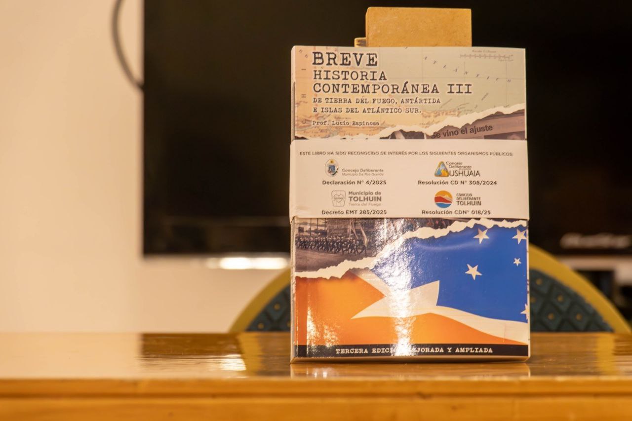 LA MUNICIPALIDAD DE USHUAIA ACOMPAÑÓ LA PRESENTACIÓN DE “BREVE HISTORIA CONTEMPORÁNEA, III EDICIÓN” EN EL MUSEO DE LA CIUDAD