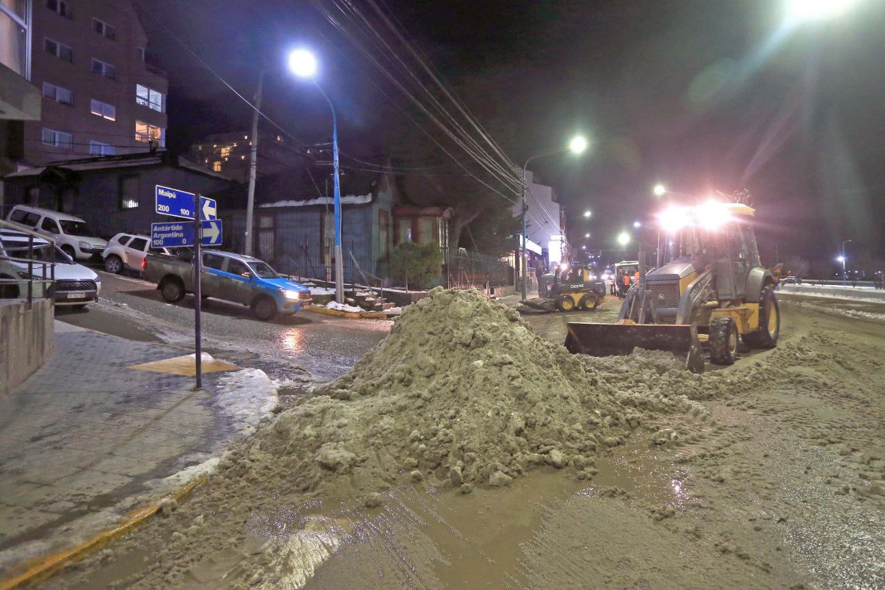 LA MUNICIPALIDAD REALIZÓ UN OPERATIVO DE LIMPIEZA NOCTURNO EN AVENIDA MAIPÚ