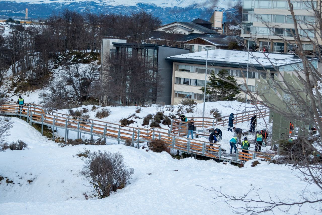 LA MUNICIPALIDAD DE USHUAIA JUNTO A ASEZ WAO REALIZARON EL RETIRO DE NIEVE Y HIELO EN EL PASEO DEL CENTENARIO