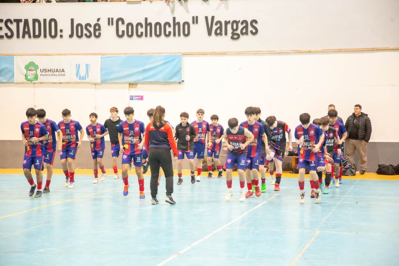 COMENZÓ LA COPA “FIN DEL MUNDO” DE FUTSAL EN UN “COCHOCHO” VARGAS COLMADO