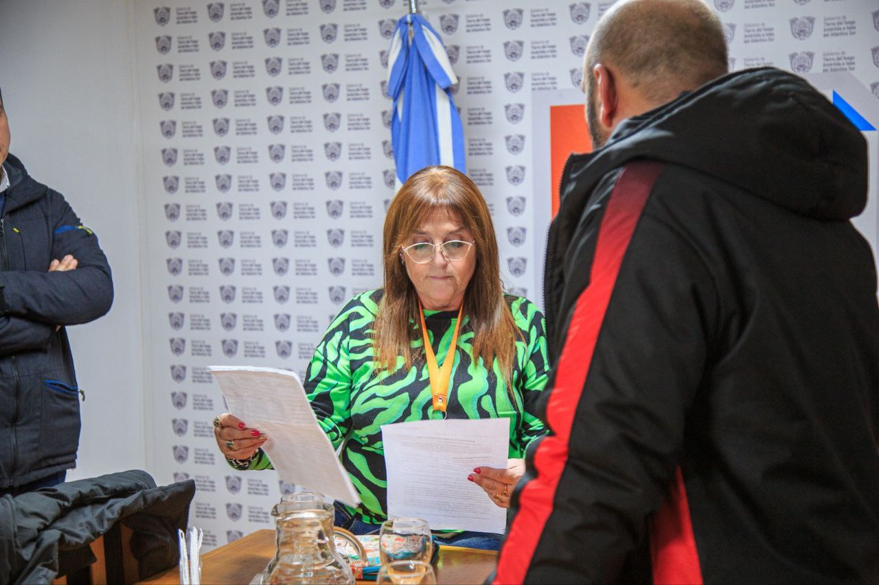LA MINISTRA GABRIELA CASTILLO SE REUNIÓ CON VECINOS DE TOLHUIN POR LA CRISIS ENERGÉTICA