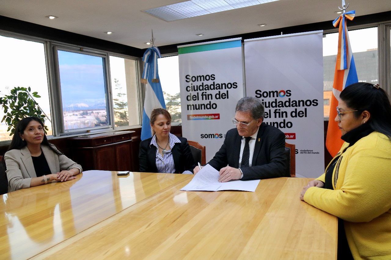 HACIA POLÍTICAS PÚBLICAS CON IDENTIDAD INDÍGENA: FIRMAN CONVENIO PARA GARANTIZAR DERECHOS EN TIERRA DEL FUEGO