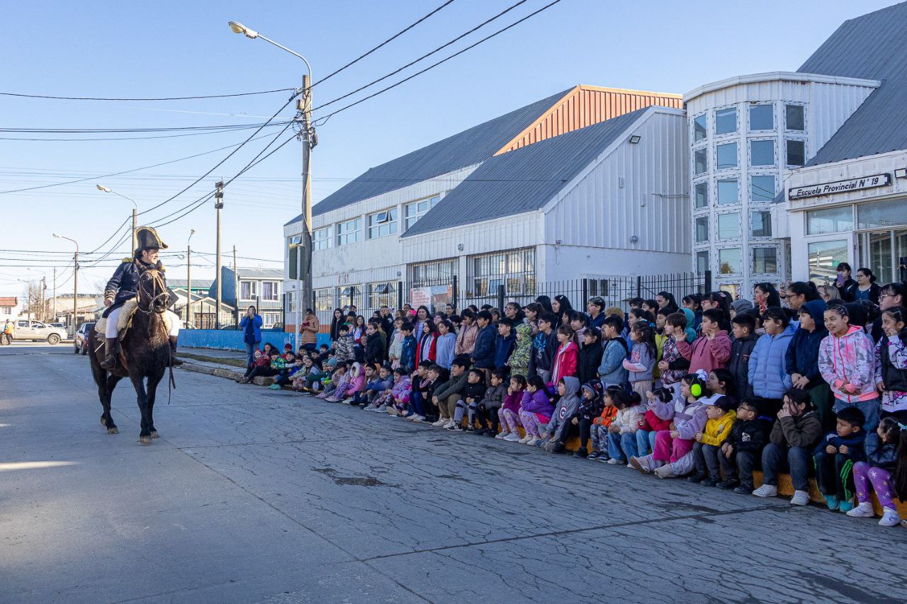 EL MUNICIPIO HOMENAJEÓ AL GRAL. SAN MARTÍN CON UNA RECORRIDA EDUCATIVA POR LA CIUDAD