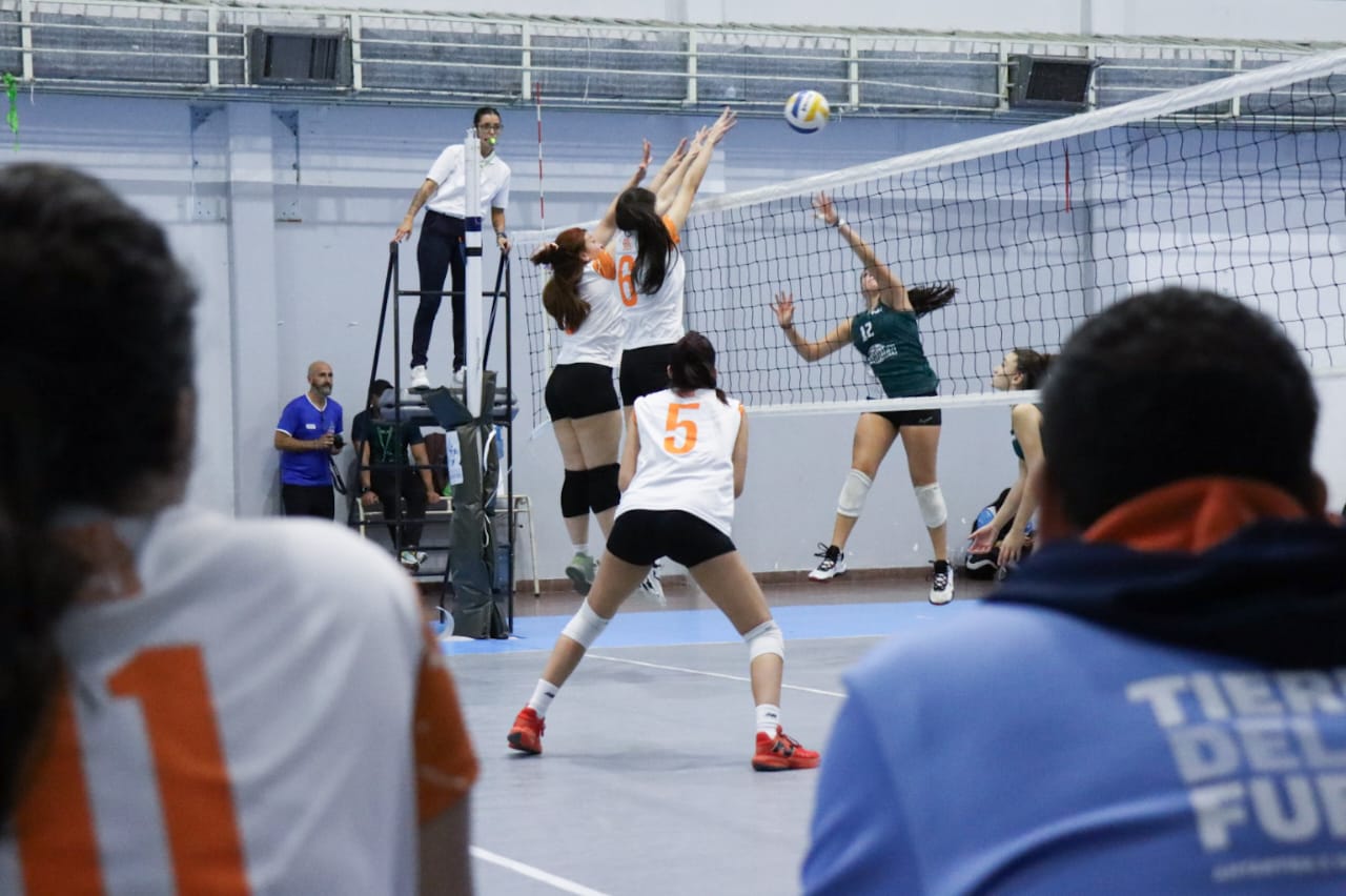 LA SECRETARÍA DE DEPORTES AUSPICIA EL CUADRANGULAR DE VÓLEY