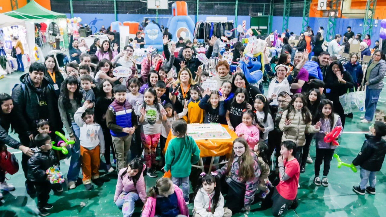 CON GRAN CONVOCATORIA SE REALIZÓ UNA NUEVA EDICIÓN DE FERIANTES DEL FIN DEL MUNDO POR EL MES DE LAS INFANCIAS
