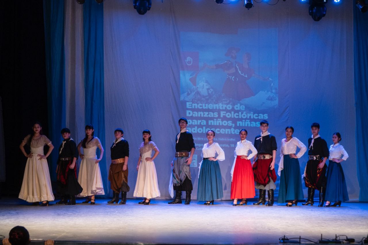 LA MUNICIPALIDAD DE USHUAIA ACOMPAÑÓ EL “ENCUENTRO DE DANZAS FOLCLÓRICAS PARA NIÑOS, NIÑAS Y ADOLESCENTES”