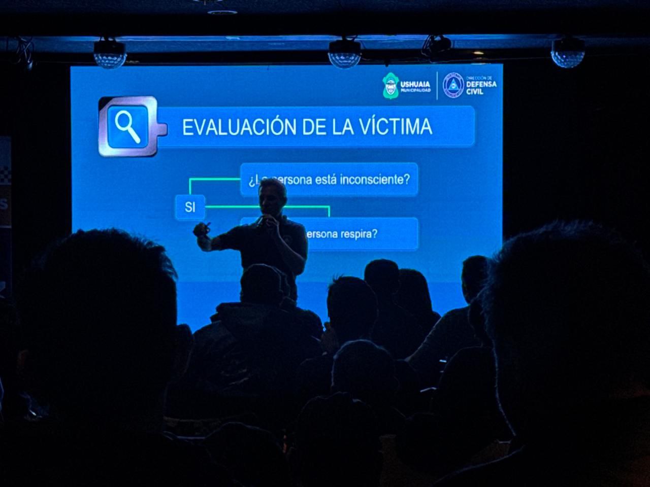 DEFENSA CIVIL DE USHUAIA FORMÓ A 170 TRABAJADORES PORTUARIOS EN MANIOBRAS DE RCP, DEA Y PRIMEROS AUXILIOS