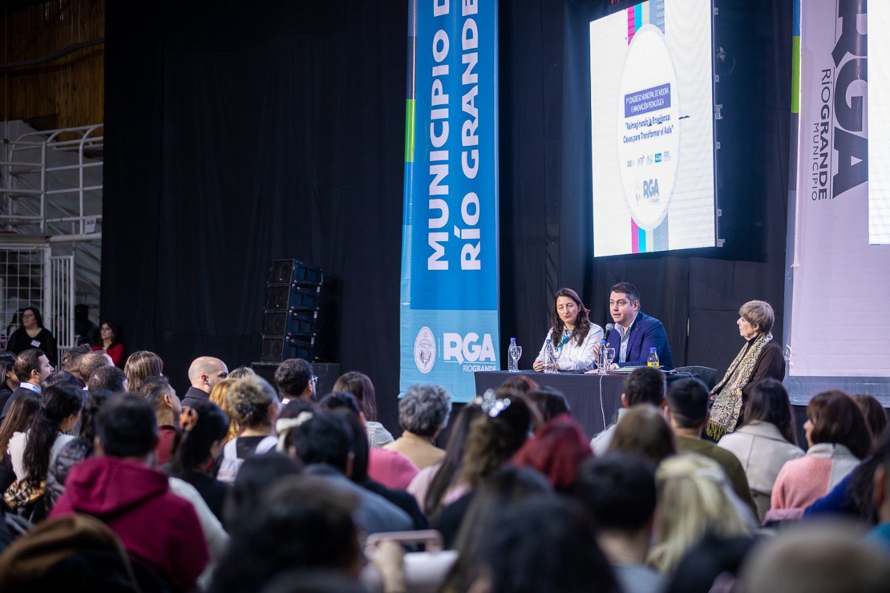 Y como corolario de este esfuerzo y de la profundización de nuestro compromiso con la educación, hoy llega este primer congreso municipal”.