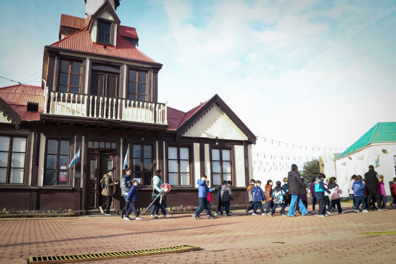MÁS DE 200 NIÑOS Y NIÑAS VISITARON LA “XVIII MUESTRA DEL LIBERTADOR EN USHUAIA”