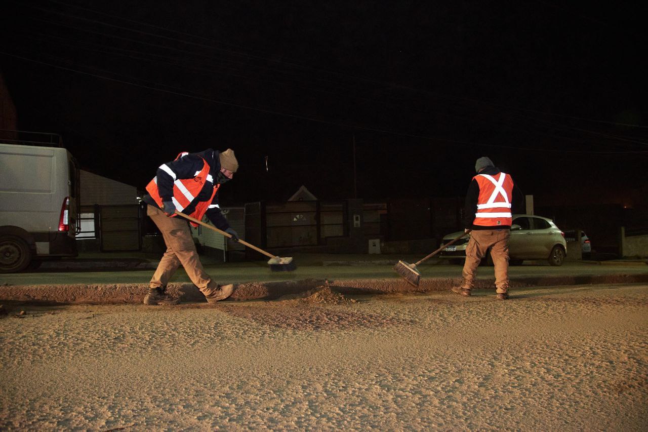 PERSONAL MUNICIPAL DE USHUAIA INICIÓ LA LIMPIEZA DE CALLE MAGALLANES