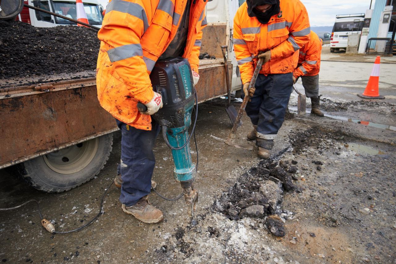 LA MUNICIPALIDAD DE USHUAIA AVANZA CON TAREAS DE BACHEO Y MANTENIMIENTO EN DISTINTOS SECTORES
