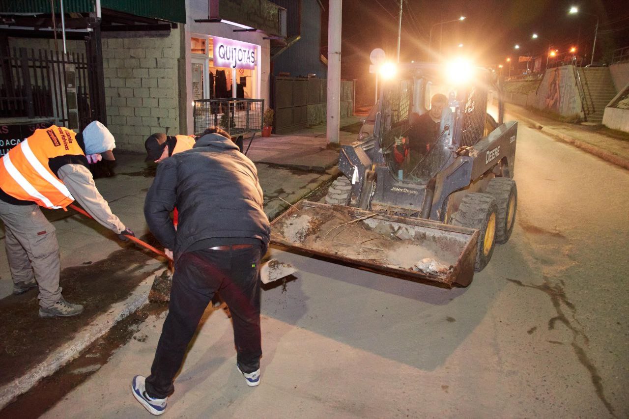 LA MUNICIPALIDAD DE USHUAIA CONCLUYÓ LA LIMPIEZA DE LA AVENIDA MAGALLANES