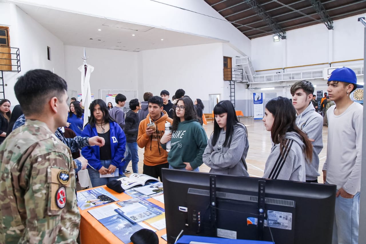 SE LLEVÓ A CABO EXPO CARRERAS Y OFICIOS 2025 EN TOLHUIN Y SIGUE EN USHUAIA Y RÍO GRANDE