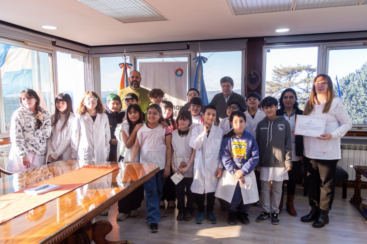 EL GOBERNADOR MELELLA RECIBIÓ EN CASA DE GOBIERNO A ESTUDIANTES DE 5º GRADO DE LA ESCUELA “MONSEÑOR FAGNANO” DE USHUAIA